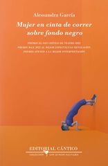 Mujer en cinta de correr sobre fondo negro Mujer en cinta de correr sobre fondo negro
