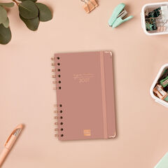 Agenda Finocam Alma Semana Vista Horizontal 2027 Catal&aacute;n Rosa