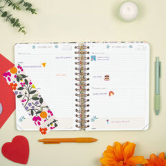 Agenda Finocam Moniquilla D&iacute;a P&aacute;gina 2027 Castellano Verde