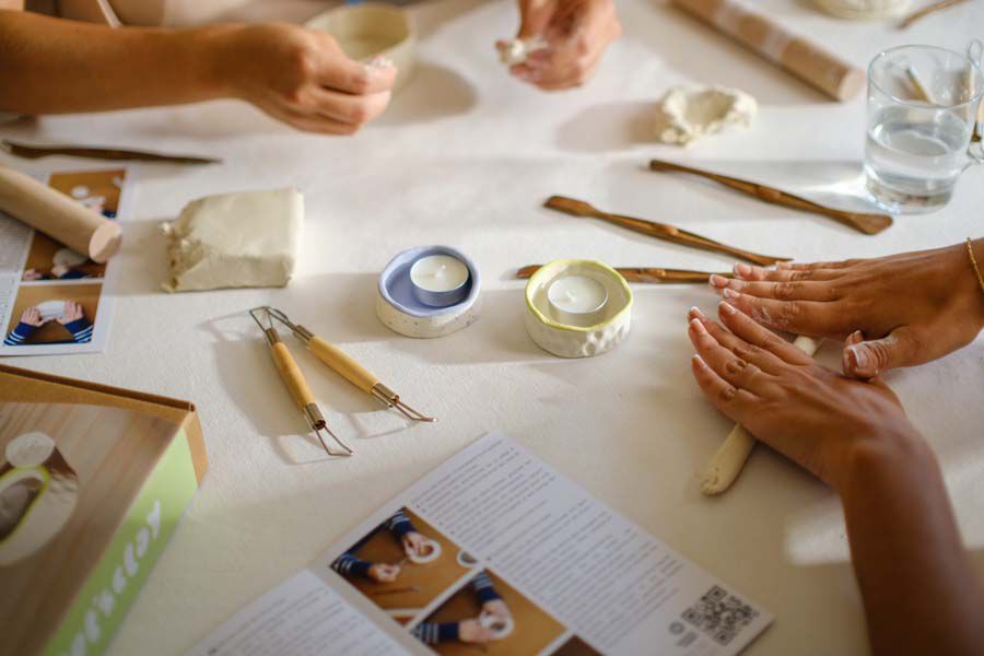 Taller de Cer&agrave;mica per a adults - Apr&egrave;n a modelar el teu portaespelmes