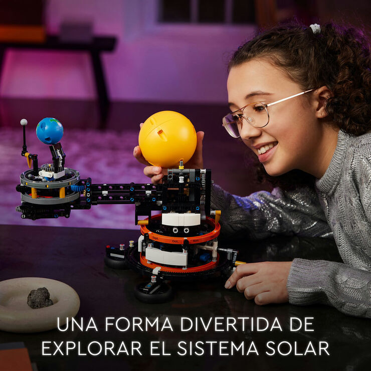 LEGO® Technic Planeta Tierra y Luna en Órbita 42179