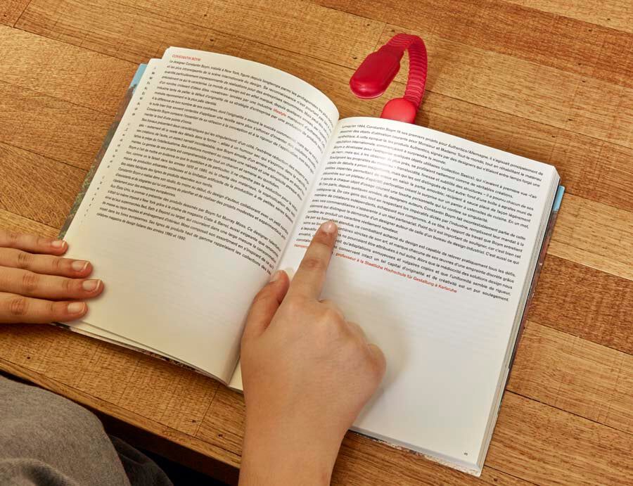 L&aacute;mpara de lectura recargable Kikkerland rojo