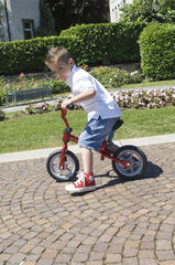 Bicicleta sin pedales roja