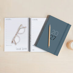 Agenda Miquelrius Espiral Plus Dia P&agrave;gina Multiling&uuml;e 2027 Calm Grafit