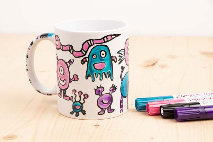 Taza de plástico con plantillas y lápices para colorear