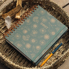 Agenda Miquelrius Plus Wire-O Semana Vista Multiling&uuml;e Good Fortune 2027 Multicolor