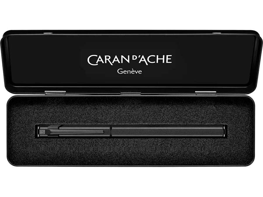 Ploma Estilogr&agrave;fica Caran d'Ache 849 Black Code