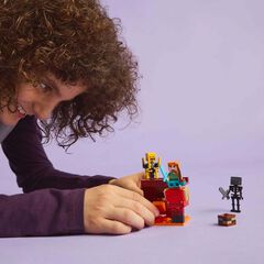 LEGO® Minecraft La Batalla de Lava del Inframundo 21266