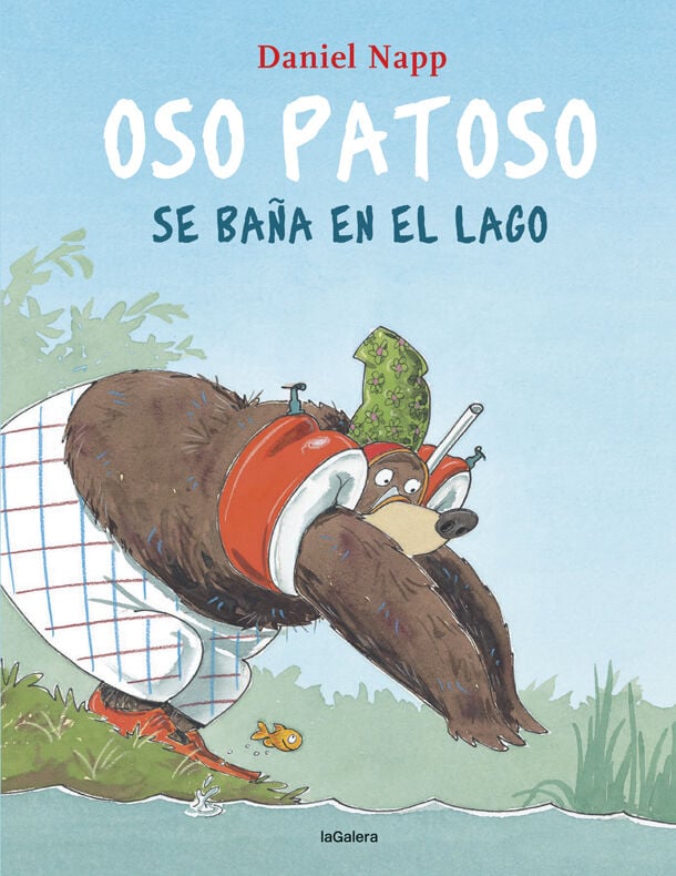 Oso Patoso se ba&ntilde;a en el lago