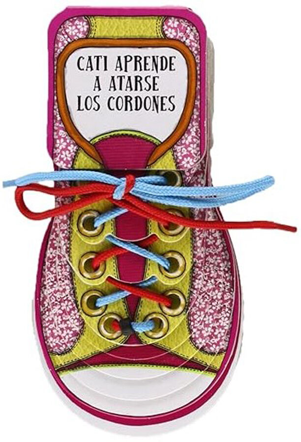 Cati aprende a atarse los cordones