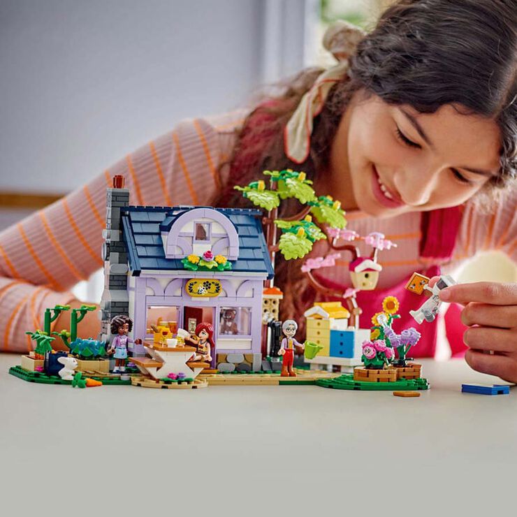 LEGO® LEGO Friends Casa de los Apicultores y Jardín de Flores 42669