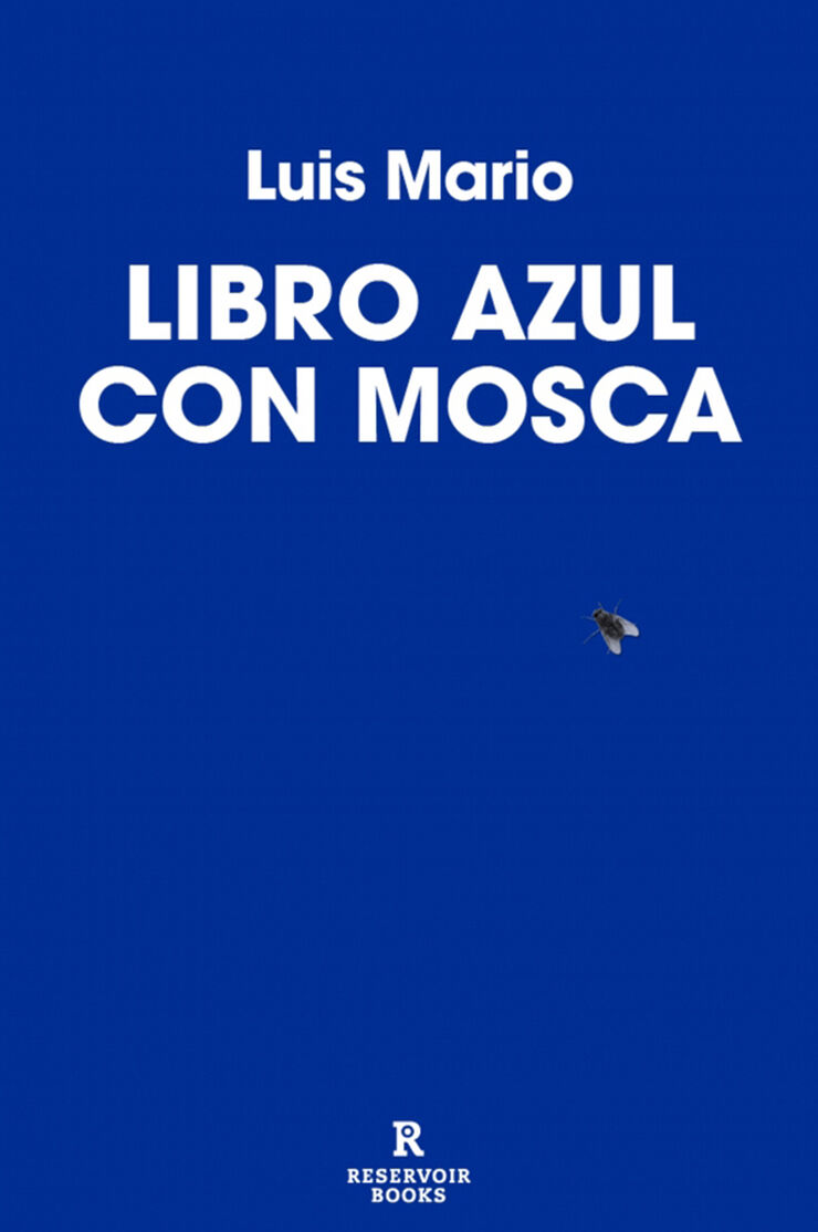 Libro azul con mosca