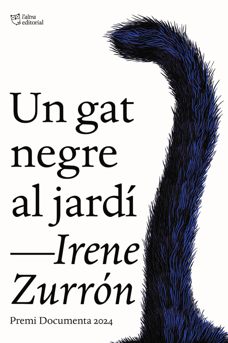 Un gat negre al jardí