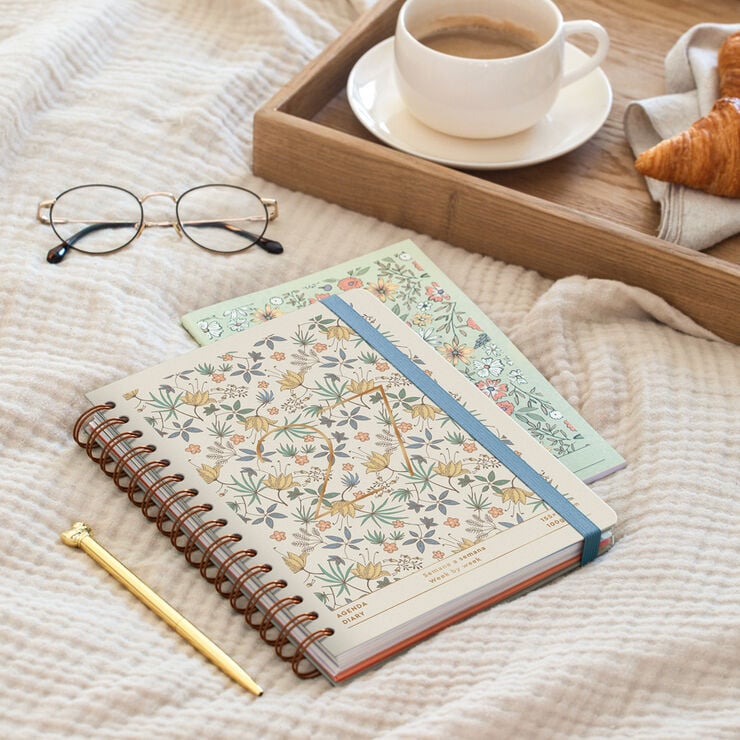 Agenda Miquelrius Plus Wire-O D&iacute;a P&aacute;gina Multiling&uuml;e 2027 Liberty Crema