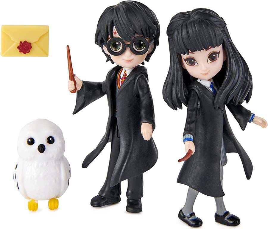 Harry Potter Friendship Set: 2 Mu&ntilde;ecos Harry Potter y Cho Chang, lechuza Hedwig y Sobre Hogwarts 7cm