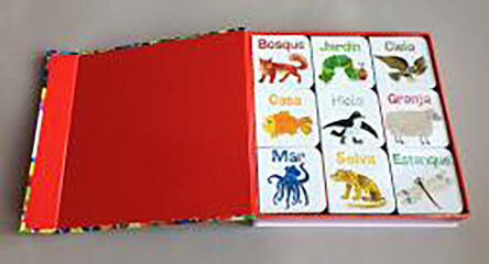 Una caja con muchos libros y un puzzle Una caja con muchos libros y un puzzle