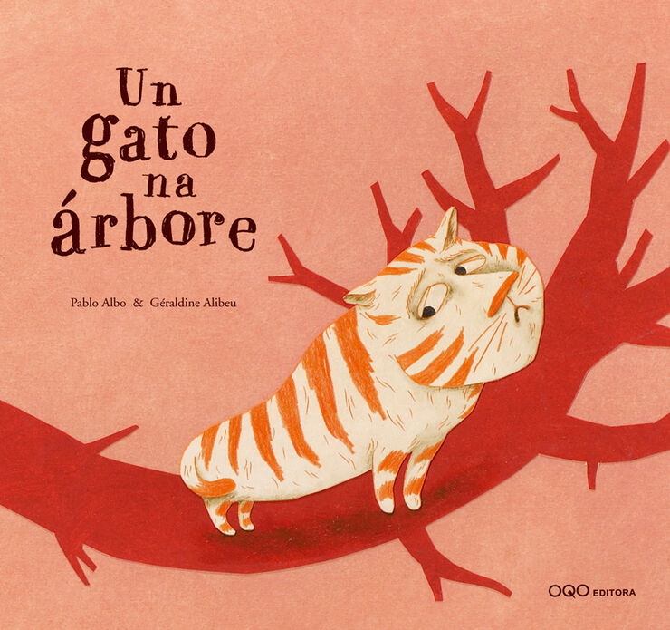 Un gato na árbore