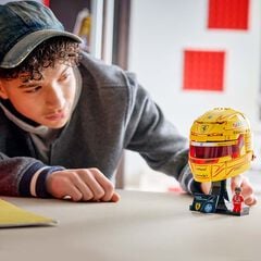 LEGO&reg; Editions Formula 1 Scuderia Ferrari HP Lewis Hamilton Casco 43022