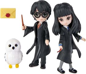 Harry Potter Friendship Set: 2 Muñecos Harry Potter y Cho Chang, lechuza Hedwig y Sobre Hogwarts 7cm