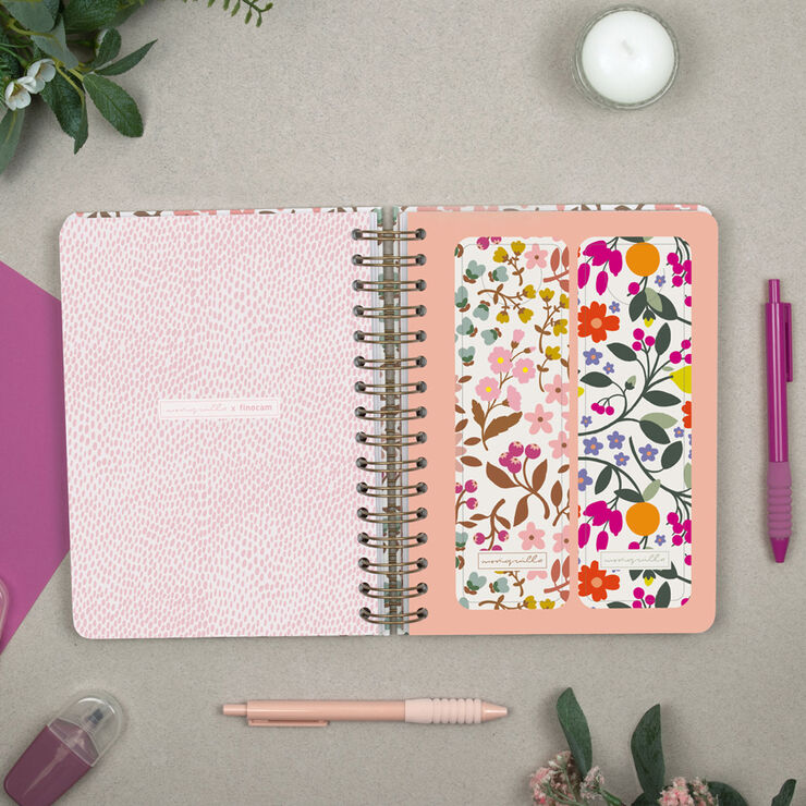 Agenda Finocam Moniquilla D&iacute;a P&aacute;gina 2027 Castellano Rosa
