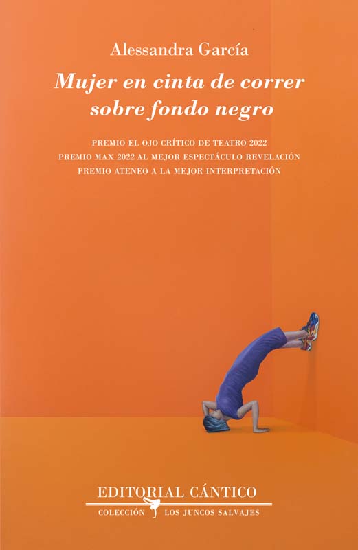 mujer en cinta de correr sobre fondo negro